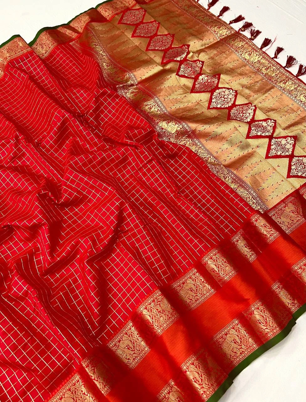Vinayak Wholesale Madhuri Chex Soft Kanjivaram Silk Saree With Zari Weaving 10
